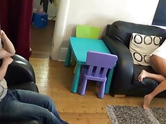 Ingenuo biondo teen prende scopata da video lesbiche orge DP in un terzetto